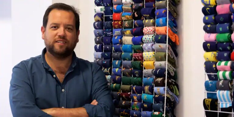 «Soy periodista y máster en televisión pero ahora mismo hago calcetines y estampitas»
