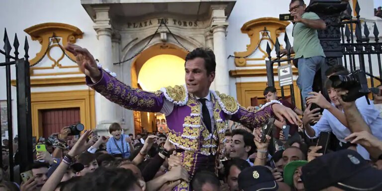 Sevilla 'enluquece' y premia con la Puerta del Príncipe al pavoroso momento de Daniel Luque