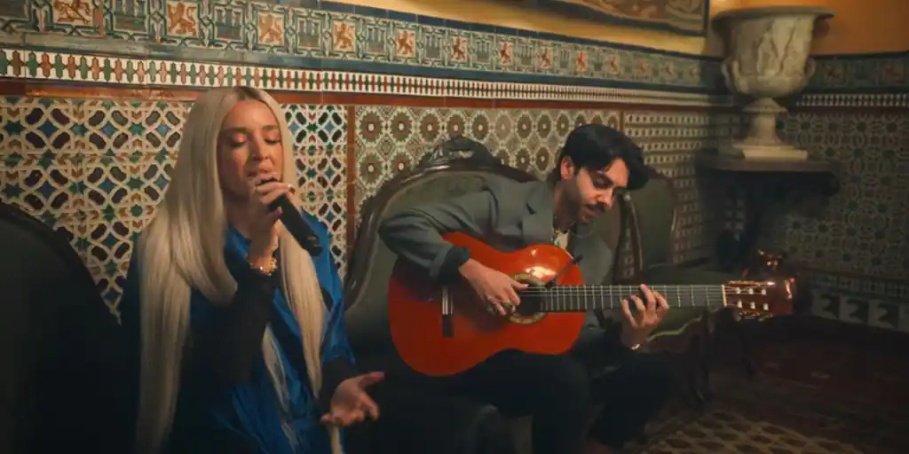 Lola Índigo se pasea por el Palacio de los Duques de Alba en Sevilla en su último vídeo
