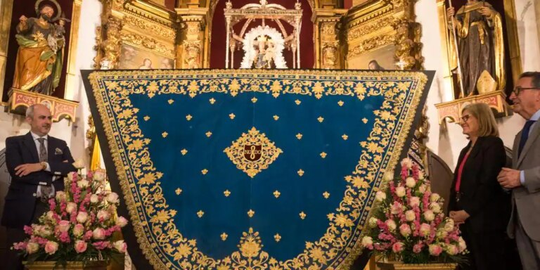La Hiniesta estrena nuevo manto bordado por el 50 aniversario de la coronación