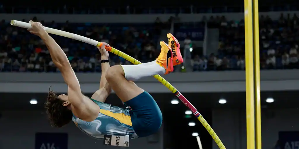 Centímetro a centímetro, Duplantis supera récords al estilo Bubka