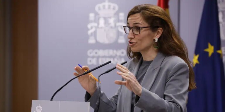 Sanidad logra el apoyo de las comunidades a su plan antitabaco tras comprometerse a consultarles para ampliar los espacios sin humo