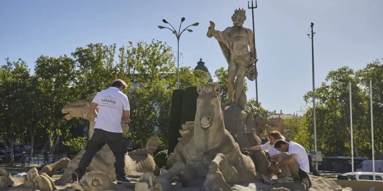 El dios Neptuno, en la antesala del quirófano para borrar grietas y contaminación