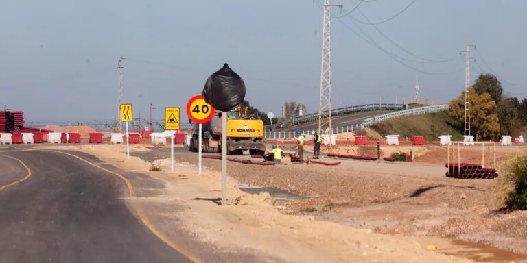 Las vías de la línea 3 del metro en Pino Montano empezarán a instalarse este lunes 8 de abril
