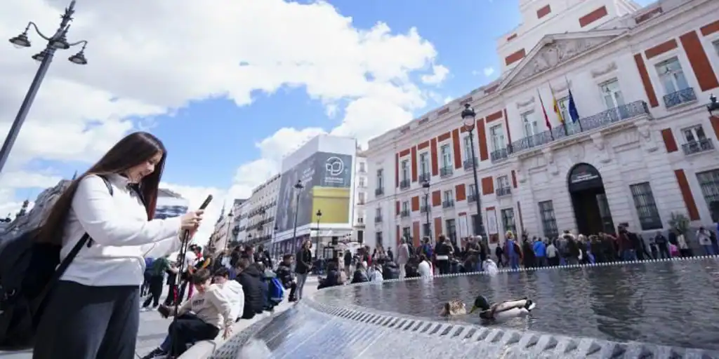 Una pareja de patos, nuevos vecinos de la renovada Puerta del Sol