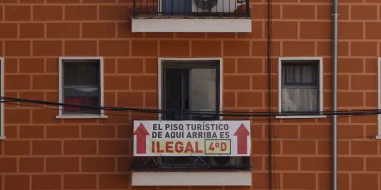 La patronal de pisos turísticos y los vecinos se alían en contra de las nuevas normas de Almeida