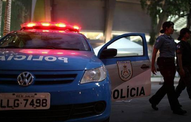 Una mujer acude con el cadáver de su tío a un banco para obtener un préstamo hipotecario