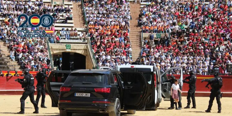 Exhibición de la Policía Nacional ante 8.000 escolares y profesores en la Plaza de Toros de Valencia