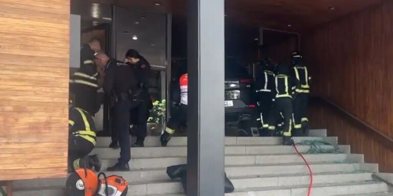 Un todoterreno sin control revienta un portal de la lujosa calle Lagasca y acaba chocando contra los ascensores del edificio