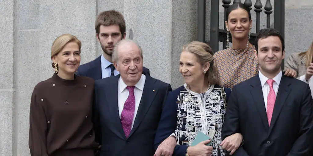 Juan Carlos I, entre aplausos y vivas al Rey, pidió una foto familiar tras la boda de Almeida