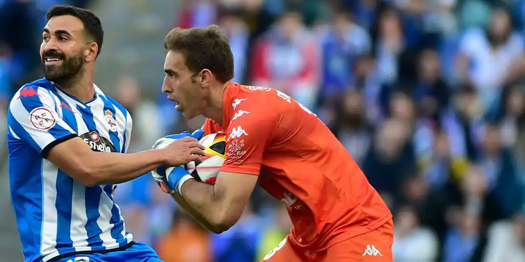 Diego Rivas, preparador de porteros del Arenteiro y meta de urgencia en Riazor, brilla en el empate ante el Dépor