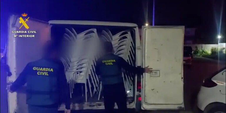 Vuelven a detenerlos con una furgoneta cargada hasta arriba de sillas robadas en terrazas