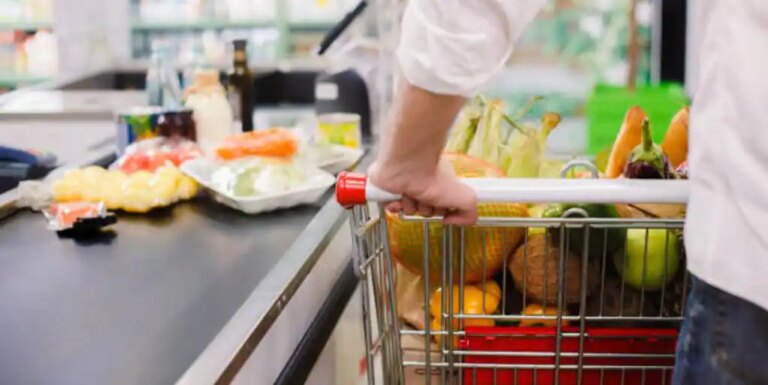 El truco para guardar rápido toda la compra del supermercado en la bolsa antes de pagar