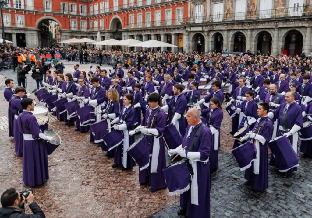 Decenas de tambores del Descendimiento ponen el broche final en la Plaza Mayor