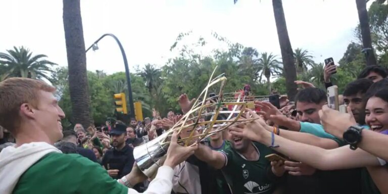 La lluvia y el sueño no enfrían a Unicaja en su celebración: «A por la liga»
