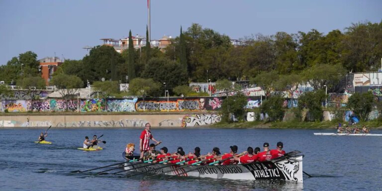 Una trainera navega por el Guadalquivir para animar al Athletic