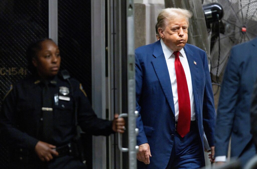 Un juez multa a Trump con 9.000 dólares por desacato al tribunal y valora enviarlo a prisión durante el juicio