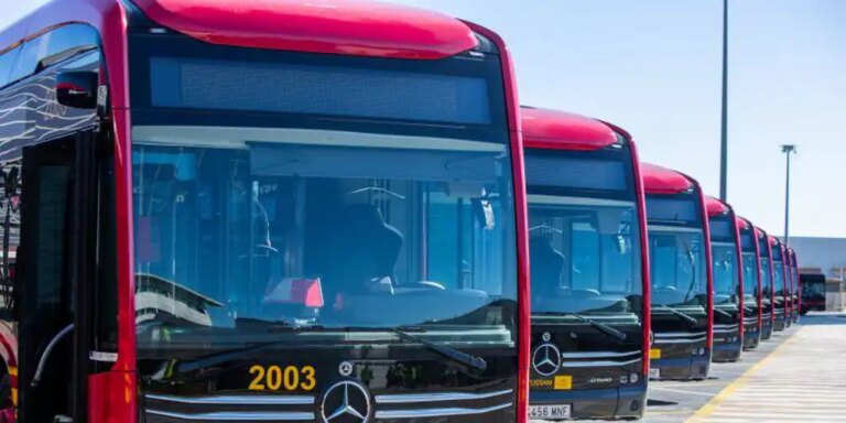 Un conductor de Tussam desvela por qué hay tanto retraso el los autobuses para ir a la Feria de Abril de Sevilla