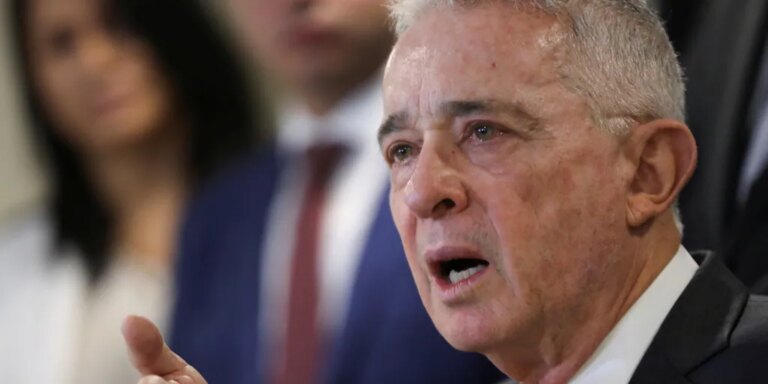 Uribe, el primer expresidente de Colombia que irá a juicio, denuncia una persecución política