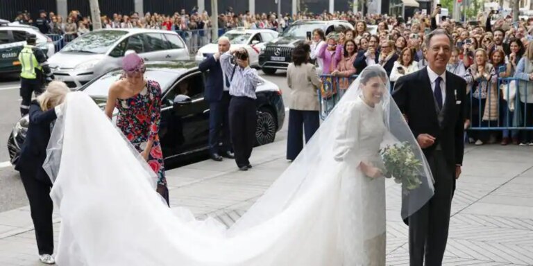 El vestido de novia de Teresa Urquijo realizado con la tela del que llevaron su madre y su abuela