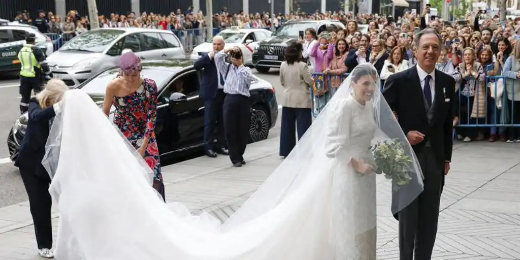 El vestido de novia de Teresa Urquijo realizado con la tela del que llevaron su madre y su abuela