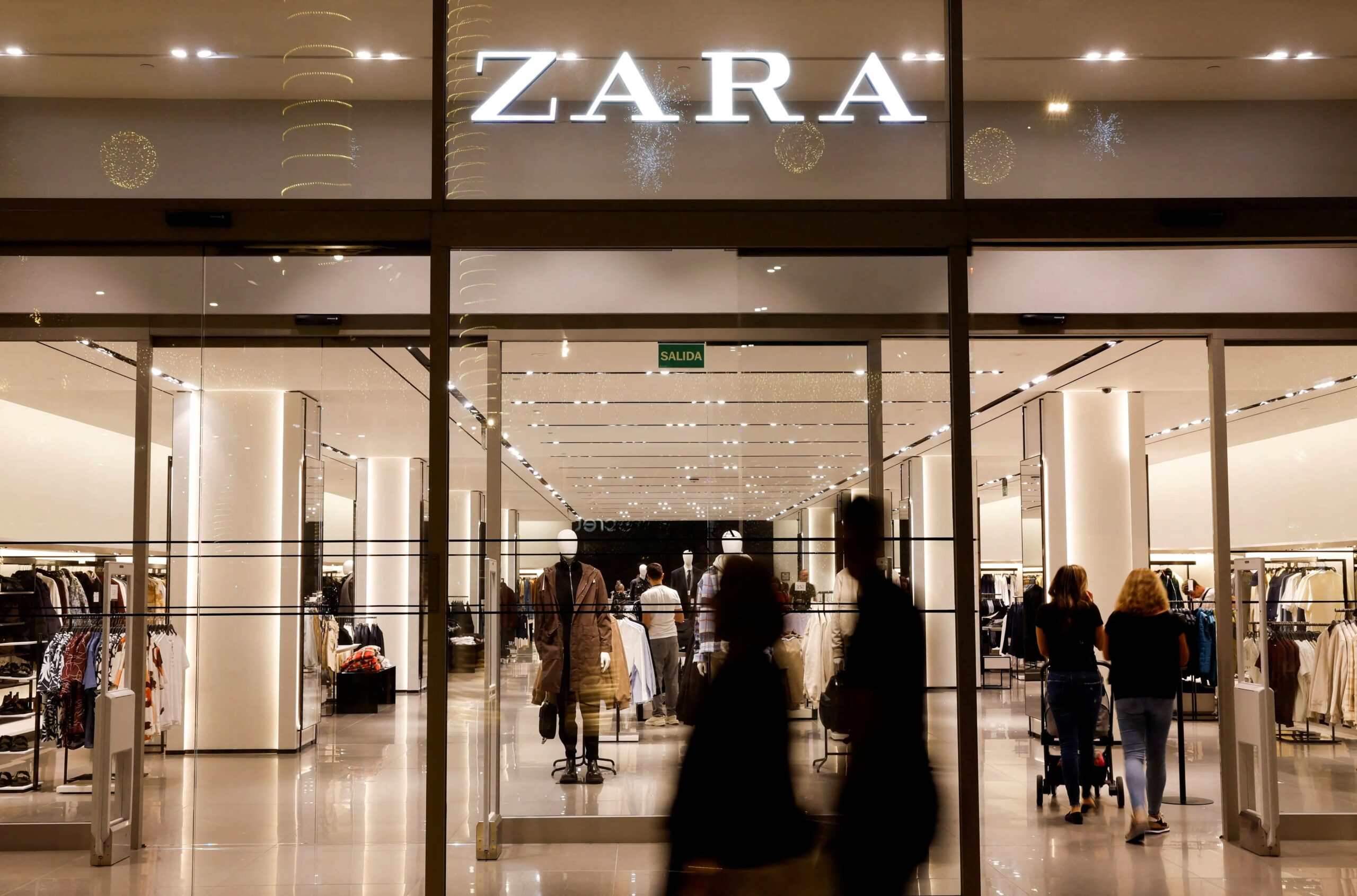 Un juzgado reconoce como enfermedad profesional una patología en un hombro de una vendedora de Zara