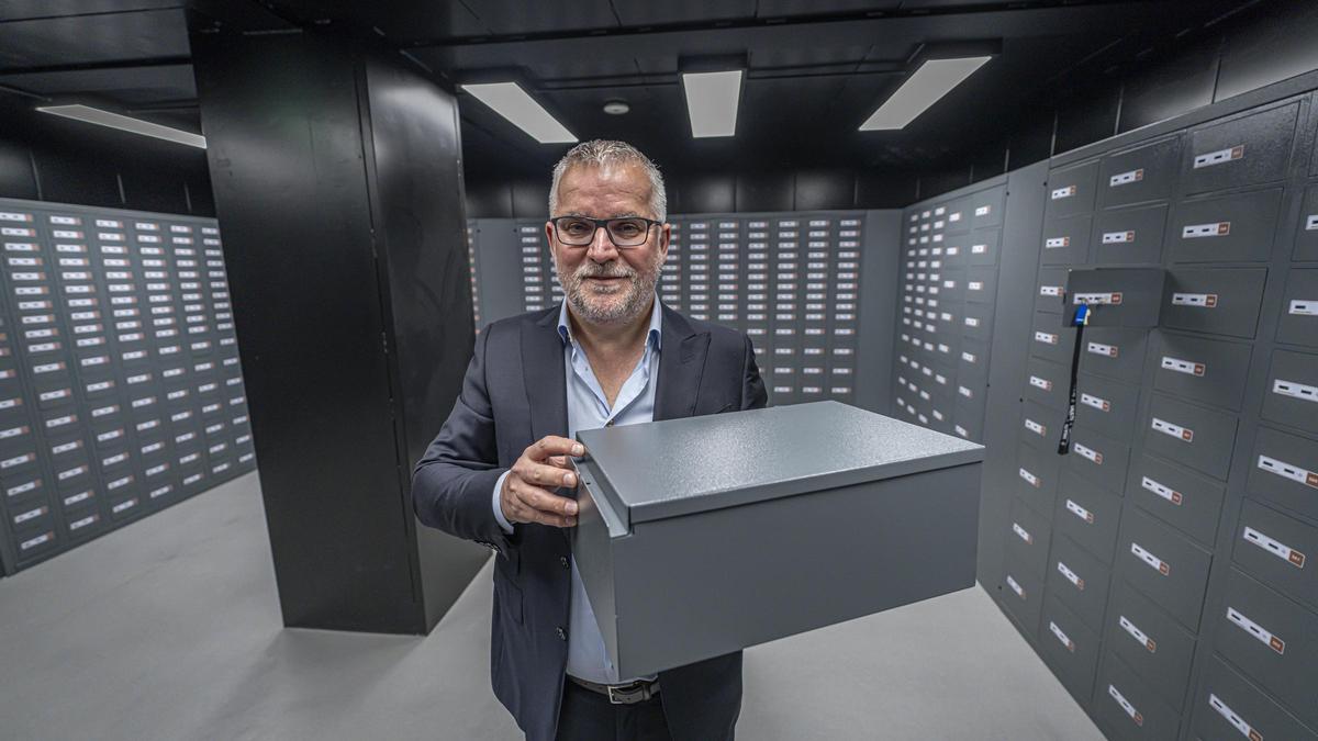 Seamus Fahy, director general de The Vaults Group, en la cámara acorazada de Barcelona Vaults