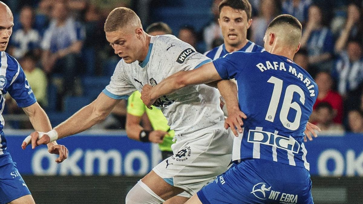 Dovbyk, defendido por Rafa Marín en el partido de este viernes en Vitoria.