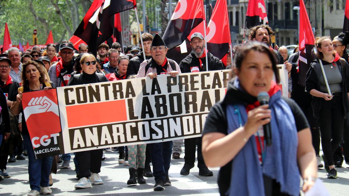La manifestación de la CGT en Barcelona ha reunido a cerca de un millar de persones bajo el lema 'Contra la precariedad laboral, anarcosindicalisme"