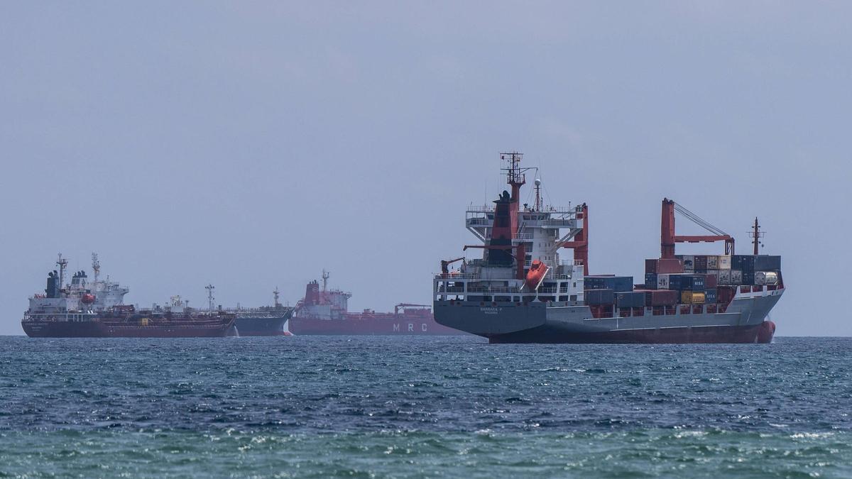 Buques portacontenedores de mercancías esperan fuera del Port de Barcelona para descargar, a finales de mayo de 2024.