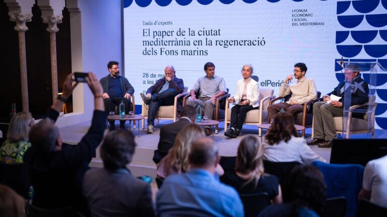 Mesa de expertos sobre economía azul para trabajar en el Foro Económico y Social del Mediterráneo, en el Palau Macaya.