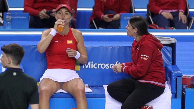 Paula Badosa y Anabel Medina, en un partido de la Billie Jean King Cup.
