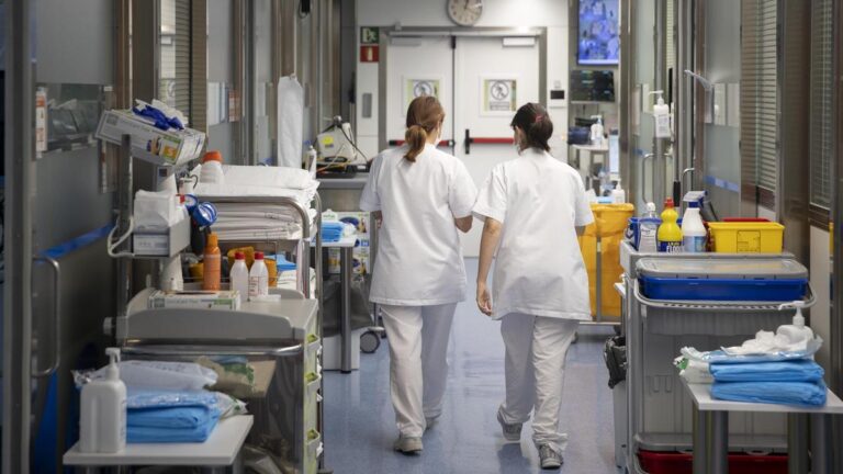 Dos profesionales sanitarios caminan en los pasillos de un hospital de Barcelona.