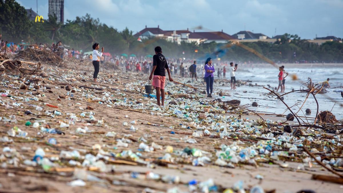 Basura plástica en una playa