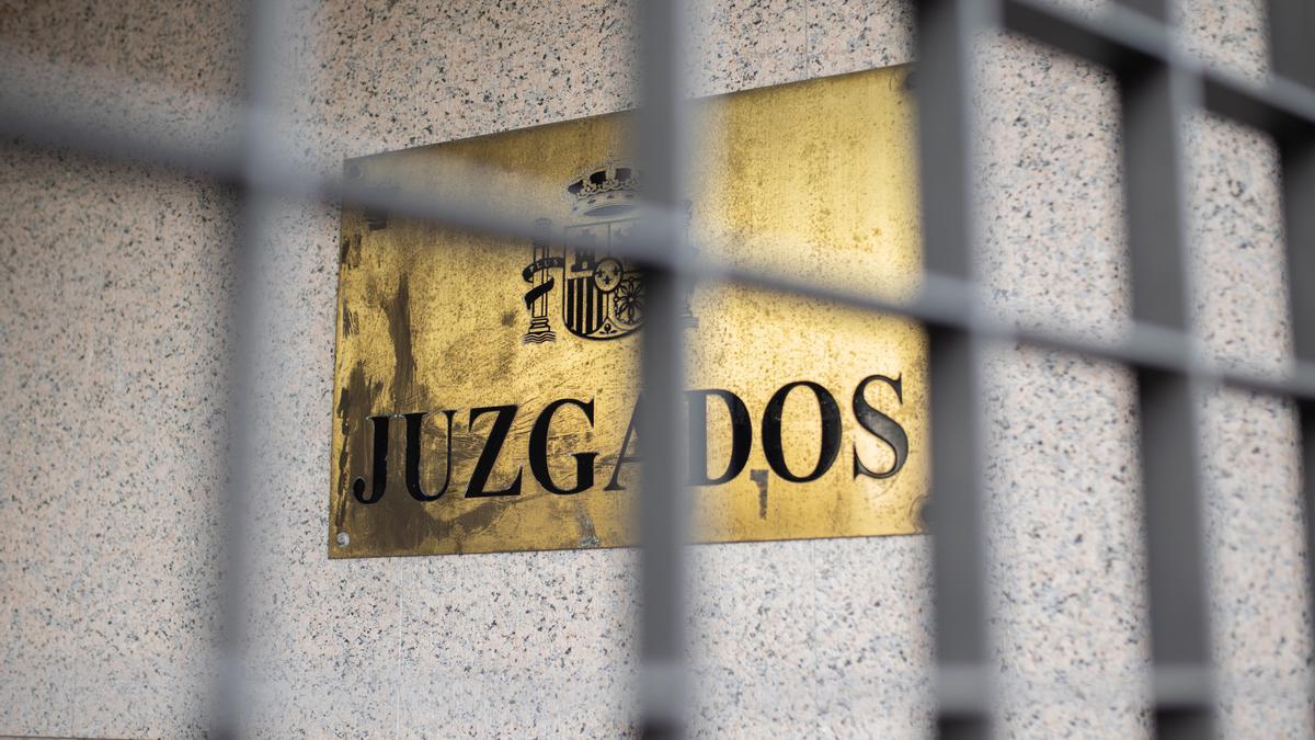 Archivo - Cartel de los juzgados donde han venido los dos detenidos de la RFEF a su llegada al Juzgado de Primera Instancia e Instrucción Número 4 de Majadahonda, a 22 de marzo de 2024, en Majadahonda, Madrid (España).