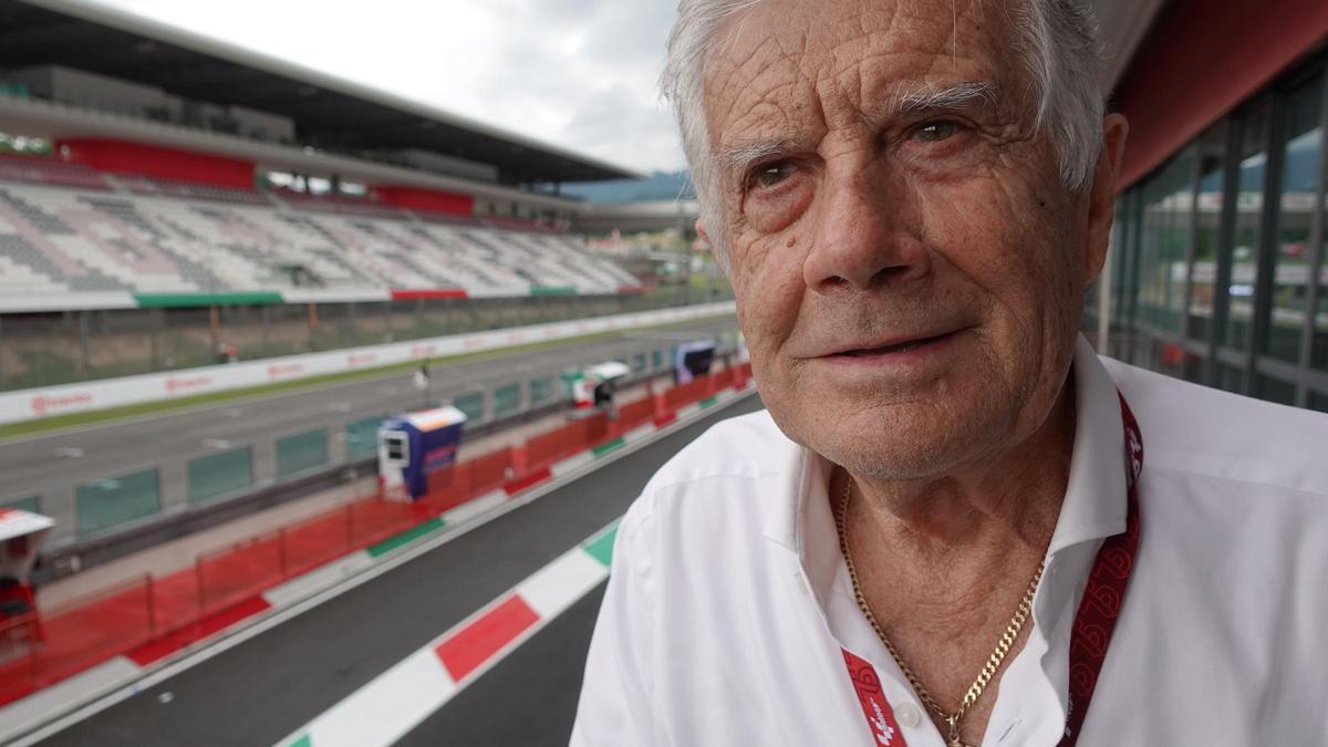 El campeonísimo italiano Giacomo Agostini, ayer, en el palco de la FIM en Mugello.