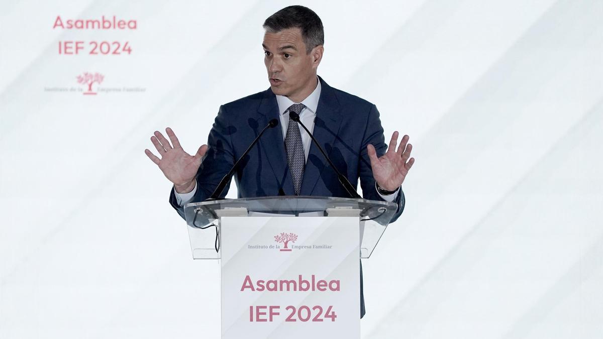 Sánchez pide a la empresa familiar que pague mejores salarios y se implique en la defensa de la democracia