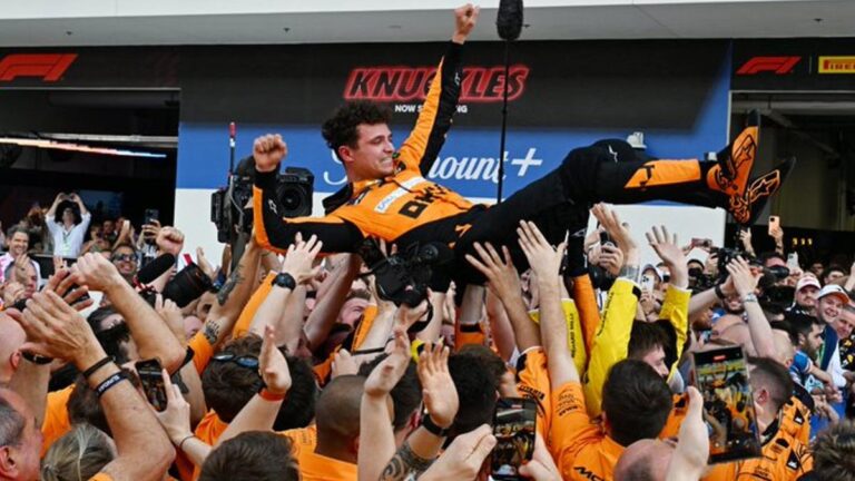 Lando Norris, manteado por el equipo McLaren en Miami.