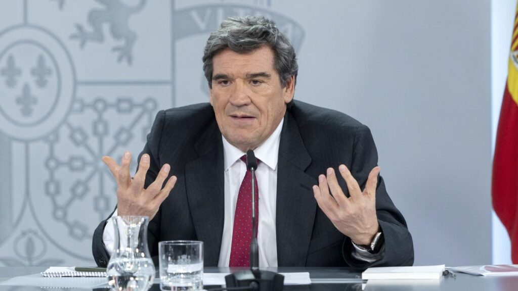El ministro de Transformación Digital y Función Pública, José Luis Escrivá, durante una rueda de prensa posterior a la reunión del Consejo de Ministros, en el Palacio de la Moncloa, a 12 de marzo de 2024, en Madrid (España). Durante la reunión d