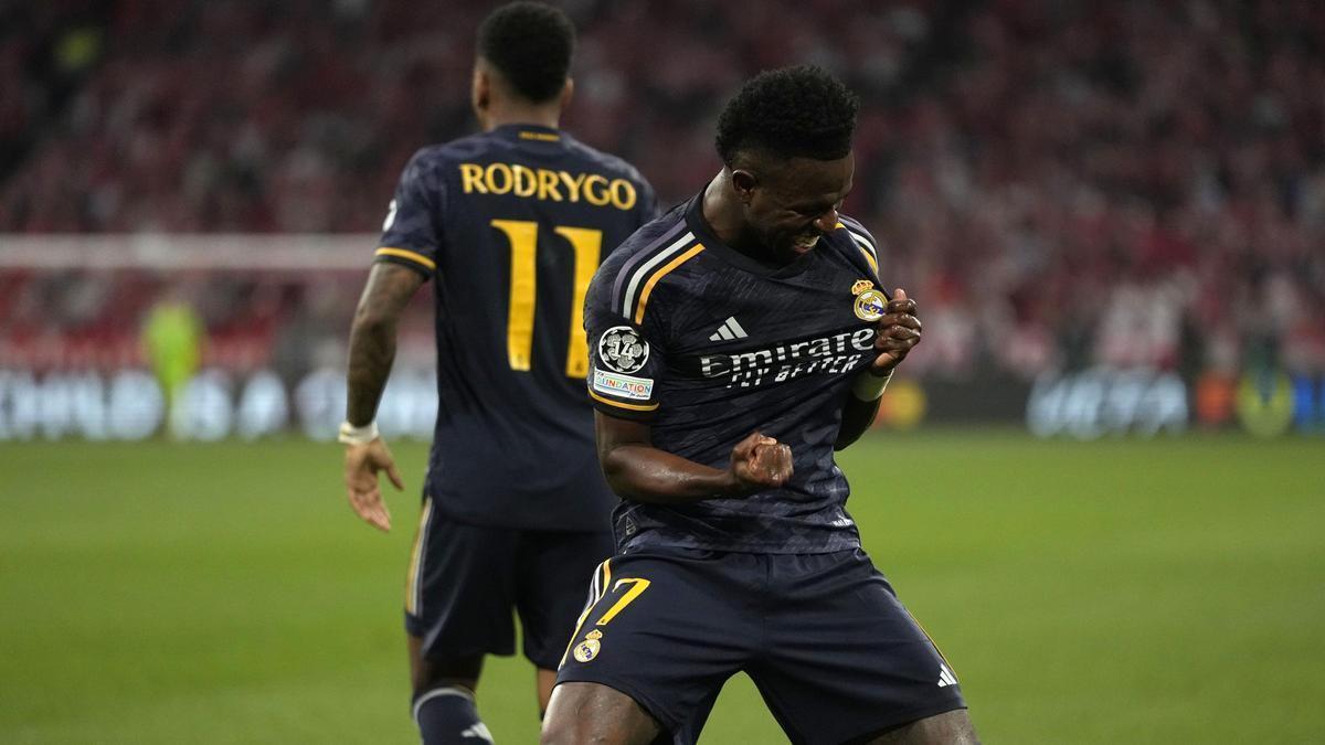 Vinicius celebra el primer gol ante el Bayern en el Allianz Arena.
