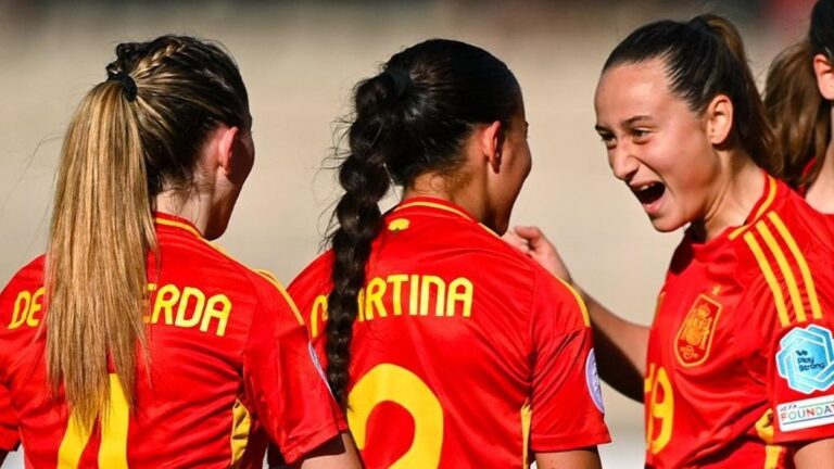 Las jugadoras de la selección celebran uno de los goles contra Inglaterra.
