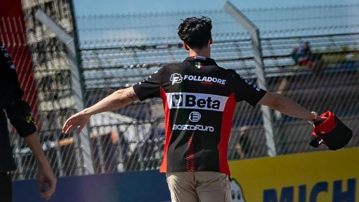 Fermín Aldeguer con su polo de equipo en Le Mans este jueves.