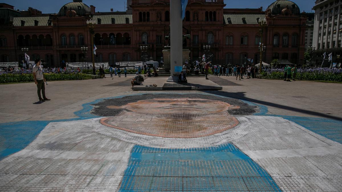 Los hijos de Maradona piden trasladar el cuerpo del '10' del cementerio a un memorial