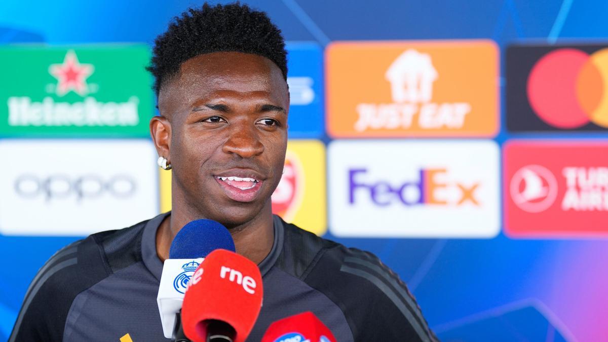El extremo brasileño Vinícius Júnior atiende a los medios en Valdebebas.