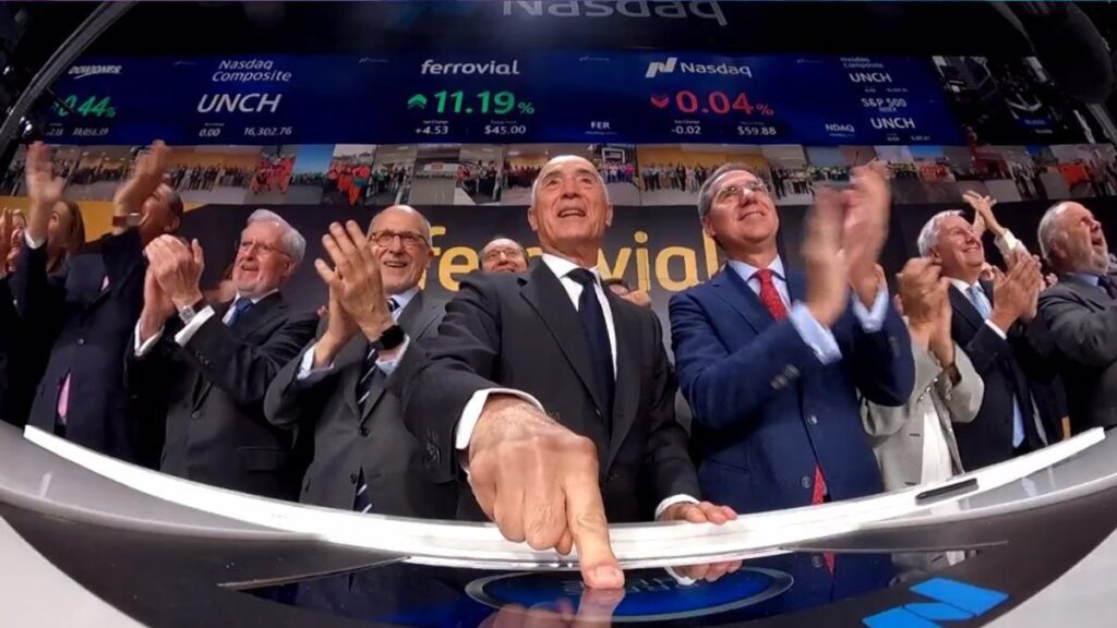 El presidente de Ferrovial, Rafael del Pino, toca la campana digital en la Bolsa de Nueva York.