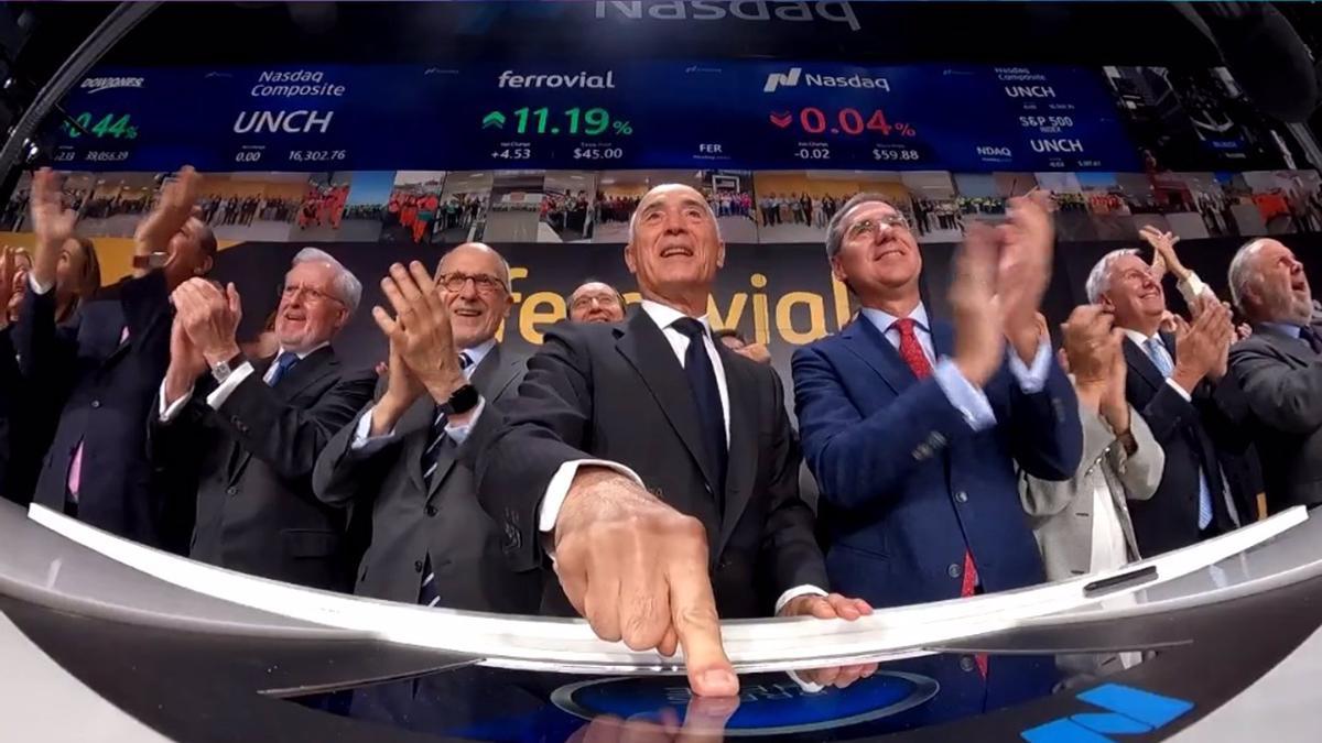 El presidente de Ferrovial, Rafael del Pino, toca la campana digital en la Bolsa de Nueva York.