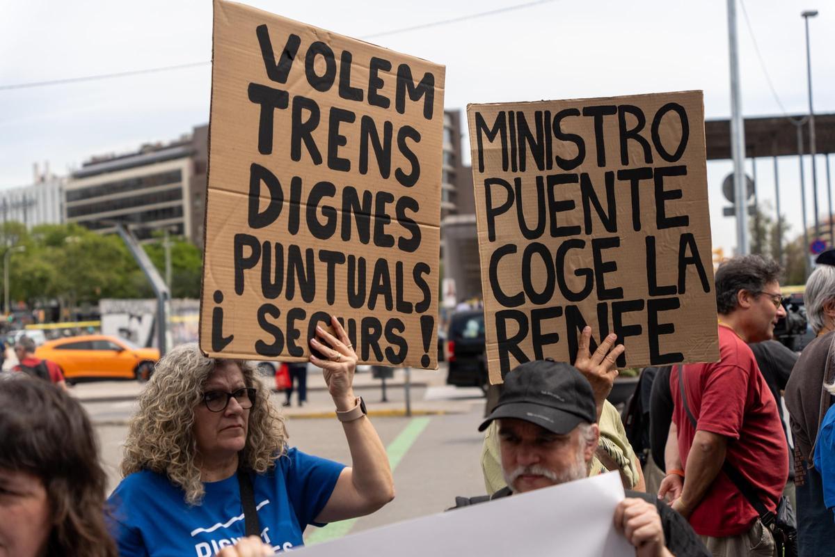 Decenas de manifestantes protestan en Sants contra el "maltrato" de Rodalies y regionales