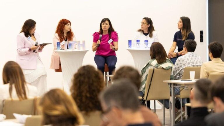 Charla entre las participantes en el primer bloque de la jornada.