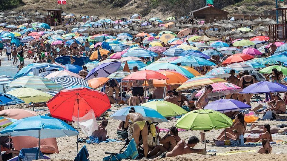 Una imagen del pasado verano de la saturación de Cala Agulla. /