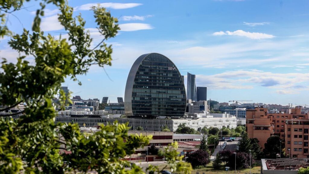 Fachada del edificio ‘La Vela’, en la ciudad del BBVA,